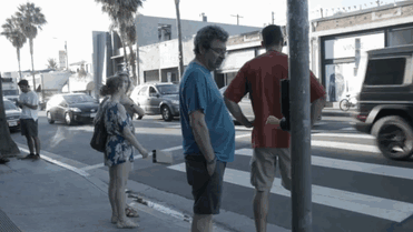 過馬路前先和路燈頂個(gè)拳
