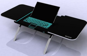 帶電腦的咖啡桌