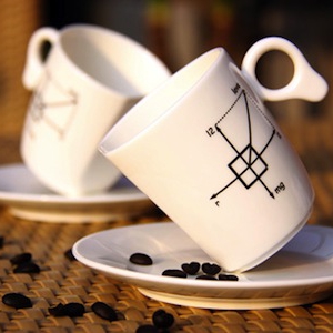 傾斜的咖啡杯
